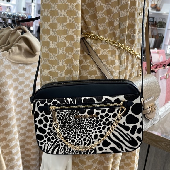 MICHAEL KORS JET SET LARGE EAST WEST ZIP POCKET CHAIN XBODY BLACK
NWT - Picture 6 of 16